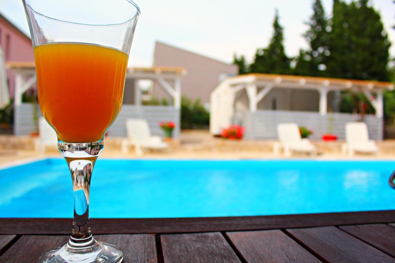 Bungalow Vice With Pool Pakoštane Dış mekan fotoğraf