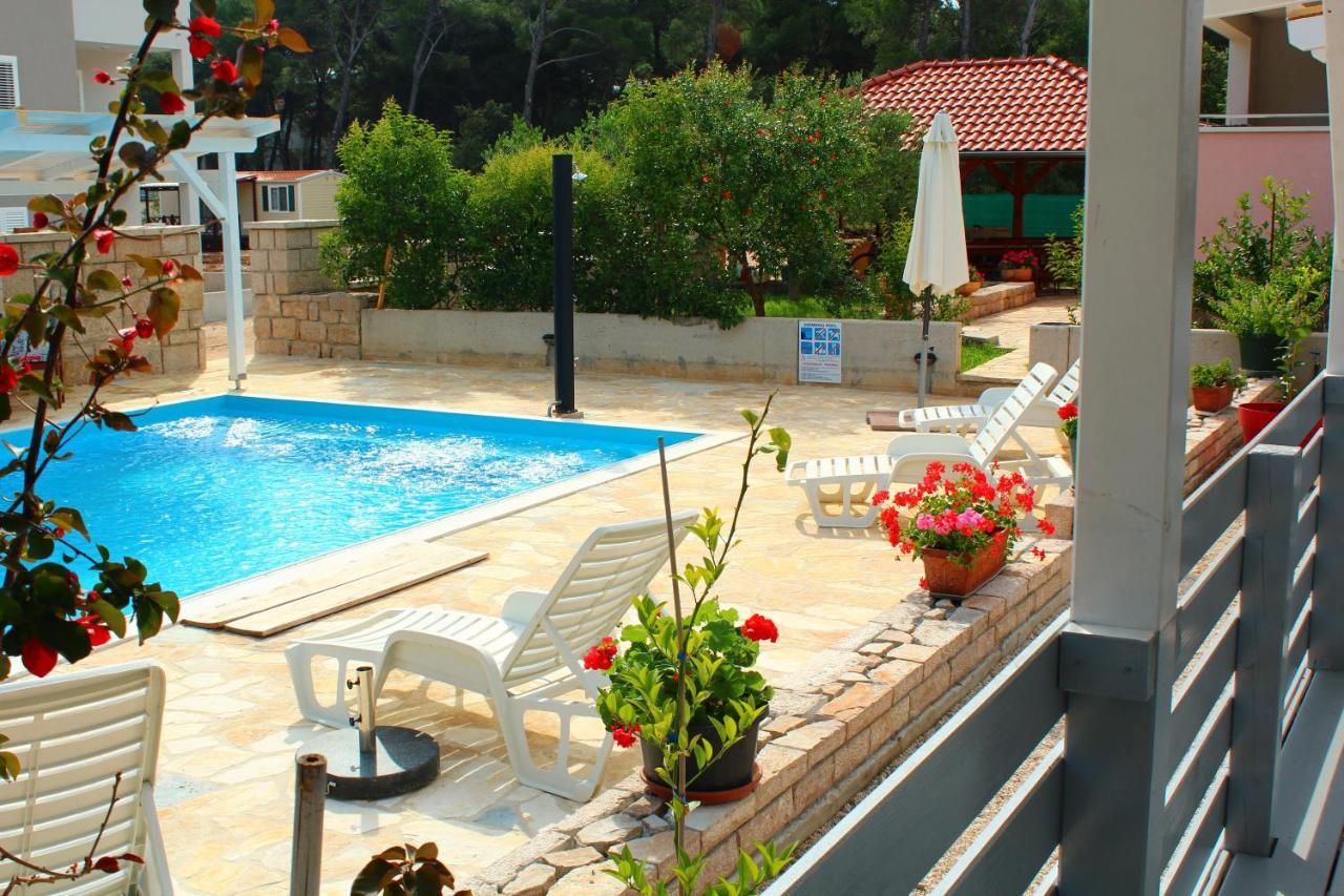 Bungalow Vice With Pool Pakoštane Dış mekan fotoğraf
